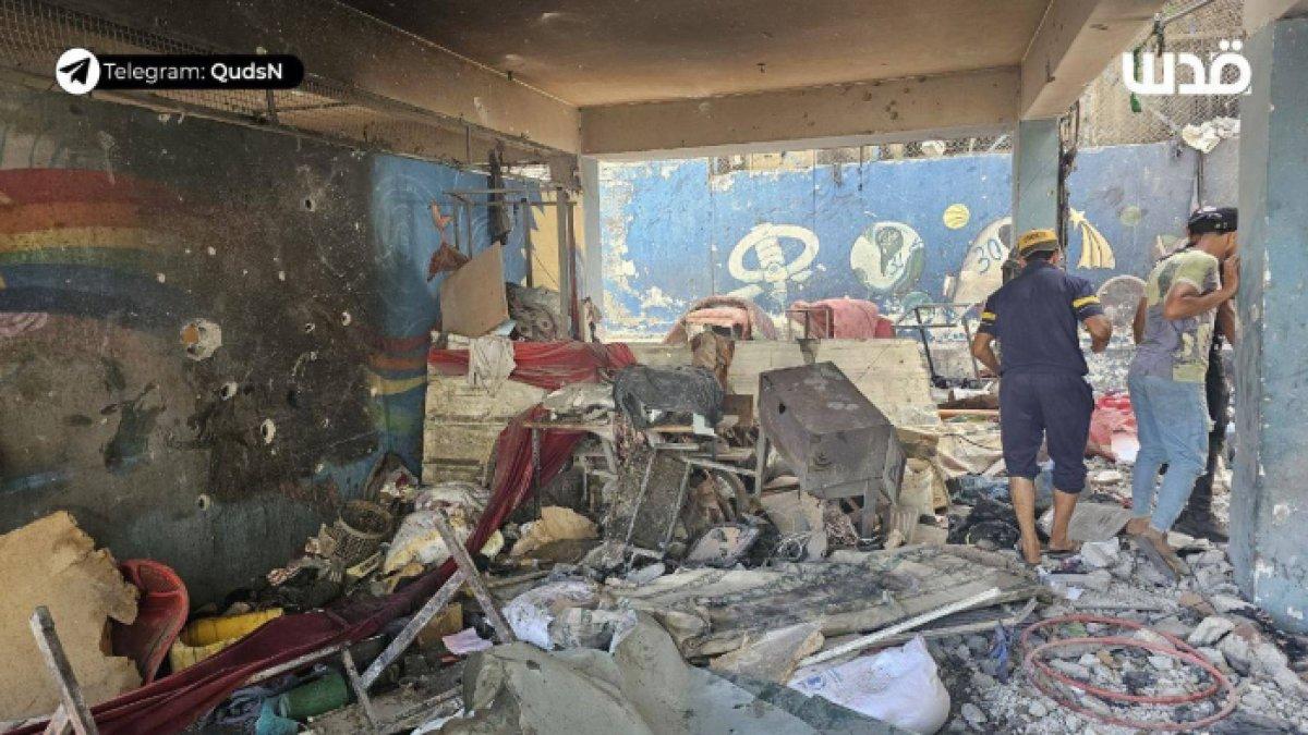 Warga Palestina memeriksa keadaan Sekolah Al-Zeitoun yang menjadi tempat penampungan pengungsi setelah diserang Israel pada Sabtu (21/9/2024).