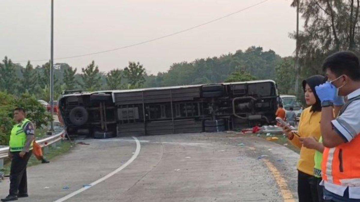 Kecelakaan maut dialami Bus Handoyo jurusan Yogyakarta-Bogor di Tol Cipali pada Jumat (15/12/2023) sore.
