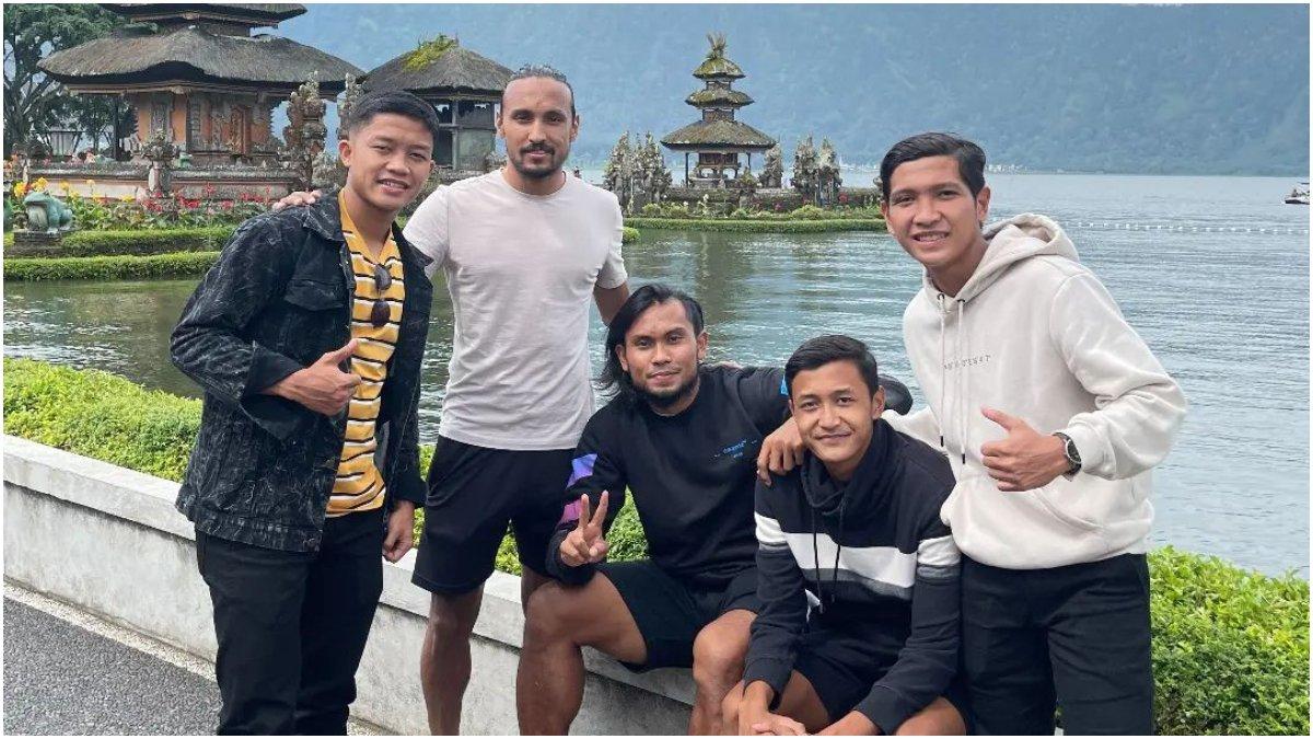 Momen kedekatan Dony Tri Pamungkas dengan gelandang asal Nepal, Rohit Chand.