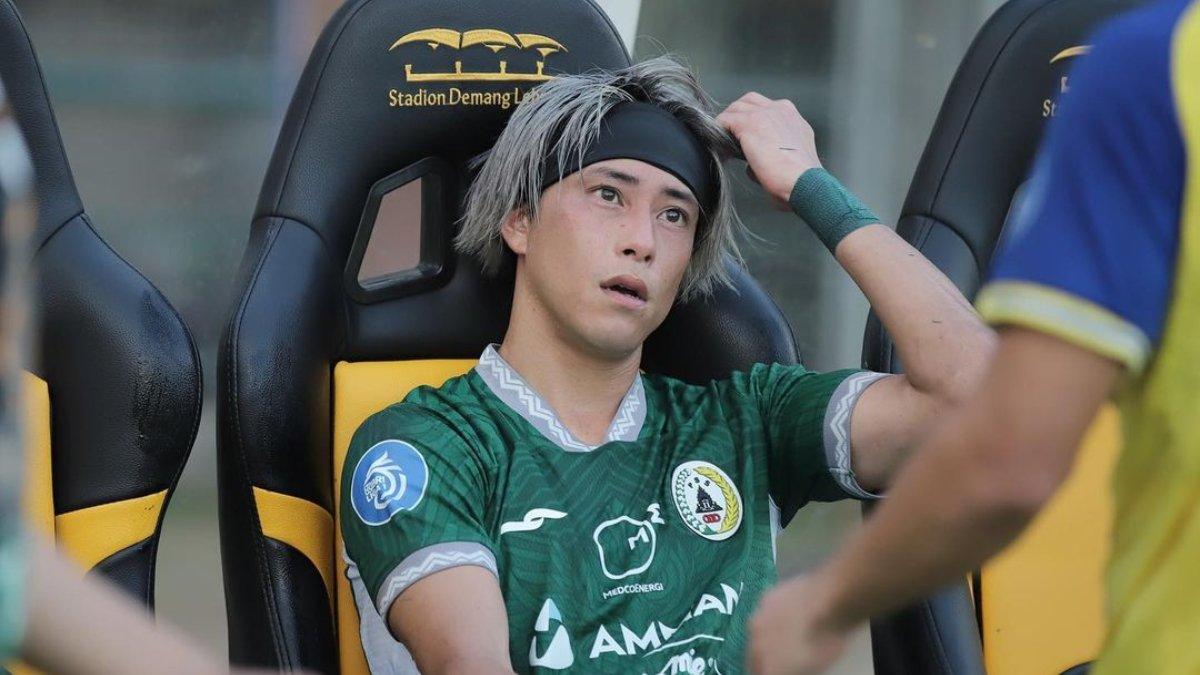 Kei Sano saat berada di bench selepas ditarik keluar Marian Mihail pada laga PSS Sleman di gelaran Liga 1 2023/2024.
