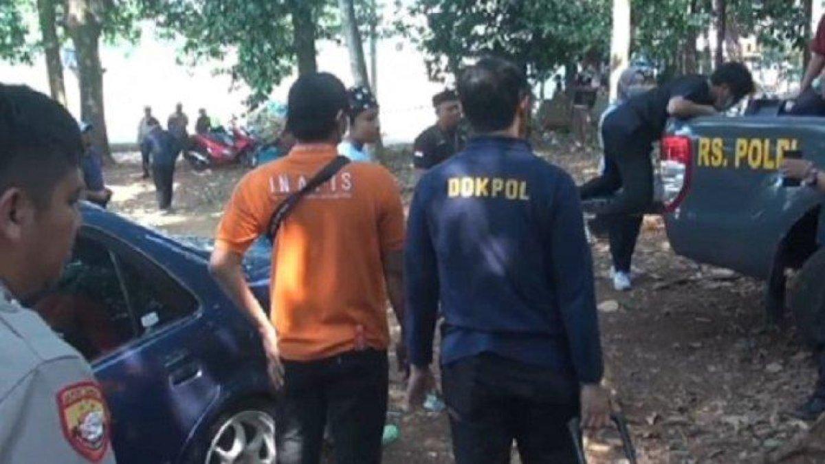 Kepolisian membongkar kembali makam seorang pria berinisial AS (43), di Kampung Serang, Taman Rahayu, Kecamatan Setu, Kabupaten Bekasi. Pembongkaran makam ini untuk menyelidiki dugaan korban dibunuh.