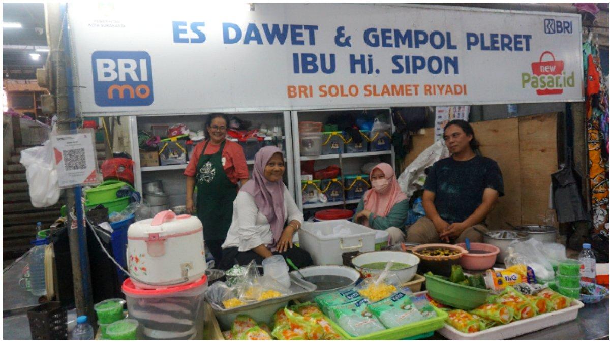 Keramahan pegawai kios Es Dawet dan Gempol Pleret Hj Sipon yang berlokasi di Pasar Gede, Solo.