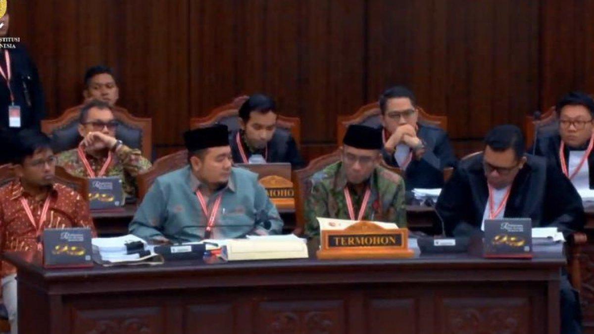 Ketua Komisi Pemilihan Umum (KPU) Hasyim Asyari ssat menghadiri sidang lanjutan sengketa hasil Pemilihan Presiden (Pilpres) 2024 di Gedung Mahkamah Konstitusi, Jakarta, Selasa (2/4/2024).