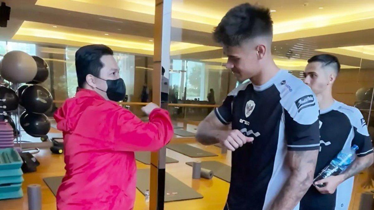 Sosok Ketua Umum PSSI, Erick Thohir (merah) tengah mendatangi langsung sesi latihan fisik Timnas Indonesia jelang melawan Australia dan disambut dua sosok kejutan yang ikut bergabung, yakni Mees Hilgers dan Eliano Reijnders. Timnas Indonesia akan berhadapan dengan Australia pada Selasa (10/9) malam WIB mendatang.