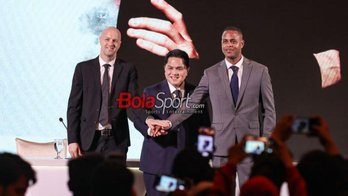 Ketua Umum PSSI, Erick Thohir (tengah), sedang berfoto bersama dengan Jordi Cruyff (kiri) selaku Penasihat Teknis PSSI dan Patrick Kluivert (kanan) sebagai Pelatih Timnas Indonesia di Hotel Mulia, Senayan, Jakarta, Selasa (11/3/2025).