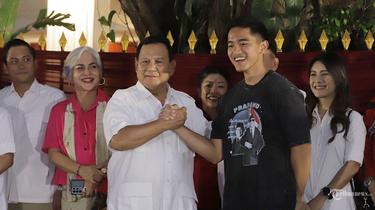 Ketua Umum Partai Gerindra Prabowo Subianto bersama Ketua Umum PSI Kaesang Pangarep lakukan salam komando usai pertemuan tertutup di kawasan Kertanegara IV, Jakarta Selatan, Kamis (12/10/2023). Pada pertemuan tersebut keduanya membahas tentang situasi kebangsaan terkini. Selain itu Kaesang juga menjelaskan alasannya mengenakan kaus berwarna hitam yang menunjukkan foto dan nama Prabowo di bagian depan, ian mengaku mengidolakan sosok Prabowo. Tribunnews/Jeprima