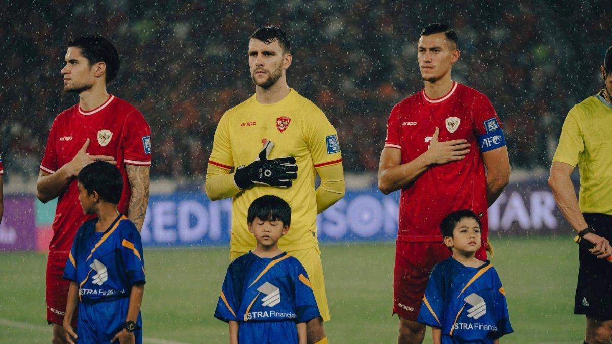 Dua bek Timnas Indonesia, Kevin Diks (kiri) dan Jay Idzes (kanan).