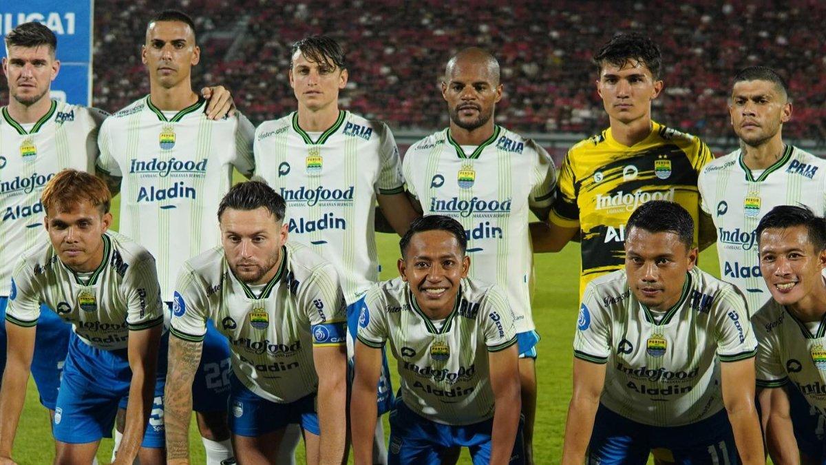 Potret kiper Persib Bandung, Kevin Ray Mendoza dan skuad Pangeran Biru sebelum laga melawan Bali United di pekan ke-23 Liga 1 2023.