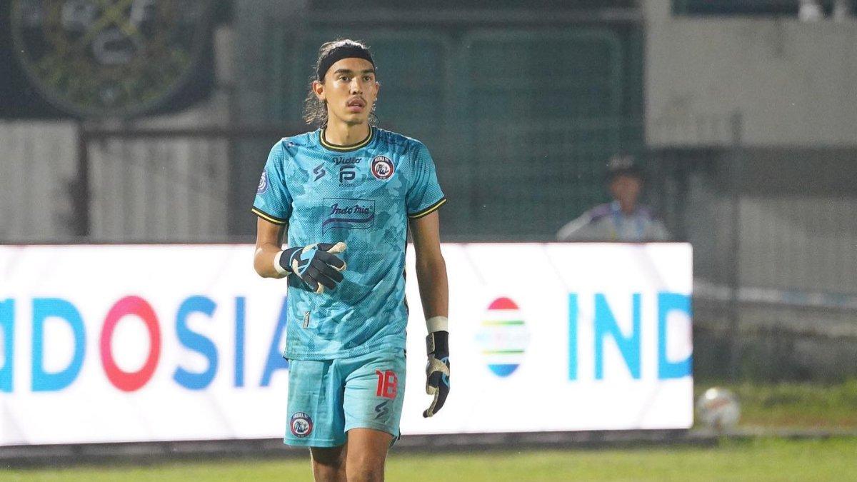 Potret kiper asing Arema FC di Liga 1 2023 asal Filipina, yakni Julian Schwarzer.