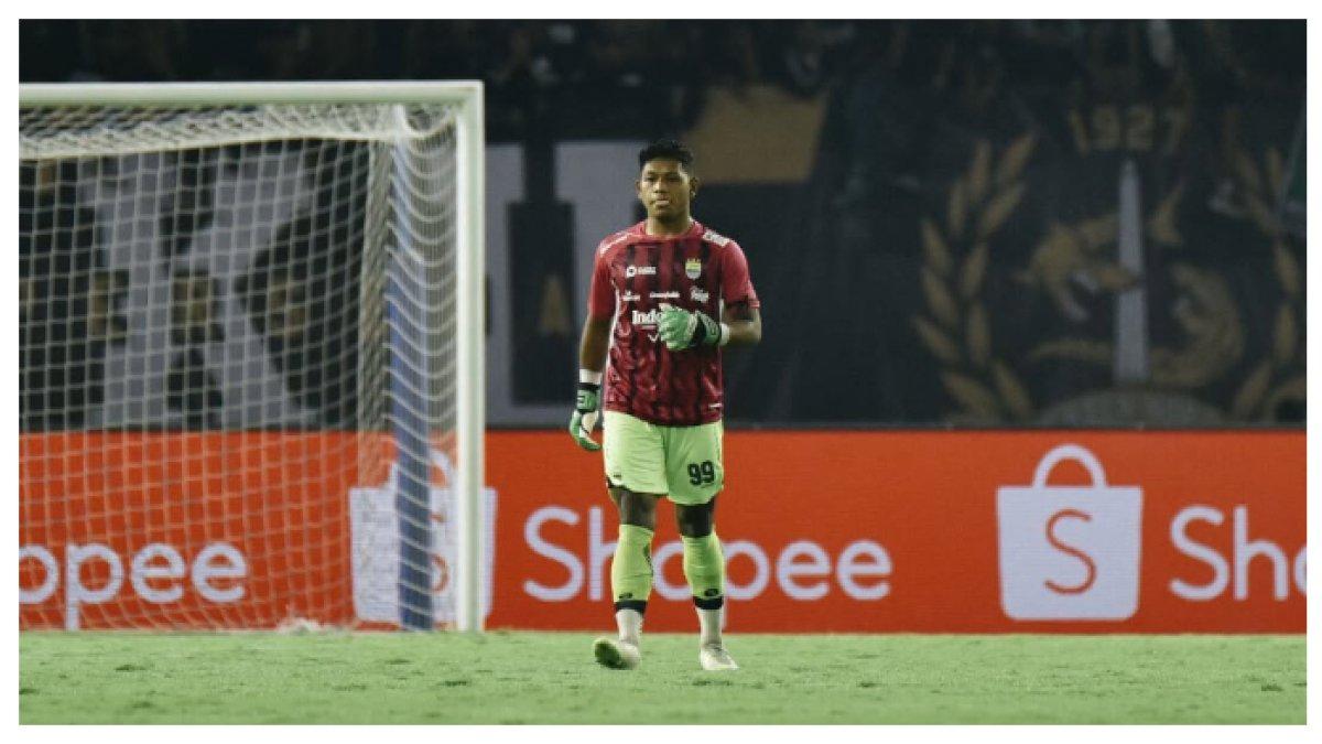 PERSIB BANDUNG - Kiper muda Persib Bandung menjalani debut yang pahit saat menelan kekalahan dengan skor 4-0 lawan Persebaya Surabaya