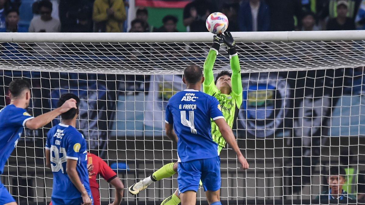 Kiper Persib Bandung, Kevin Ray Mendoza saat berhadapan dengan Persija Jakarta dalam lanjutan pekan keenam Liga 1 2024/2025 di Stadion Si Jalak Harupat, Bandung pada Senin (23/9/2024).