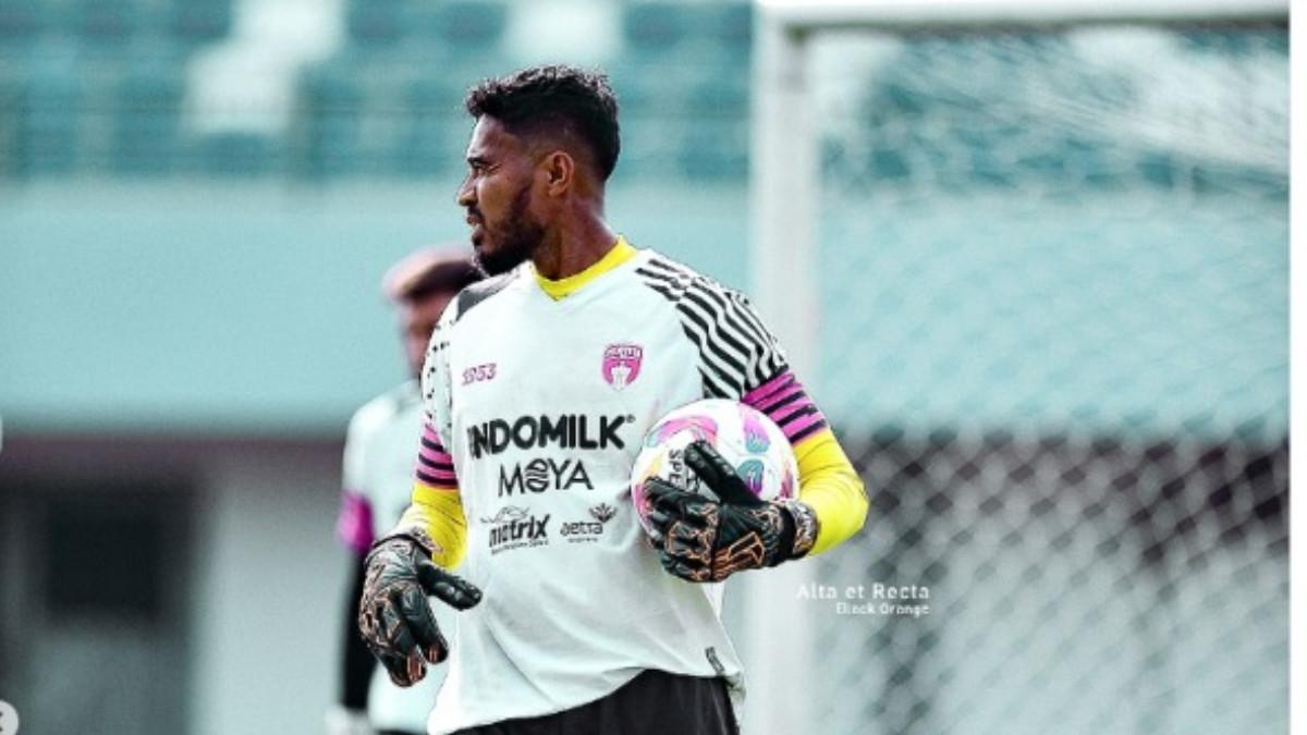 Kiper Rendy Oscario Srayer yang dikaitkan dengan Persebaya Surabaya