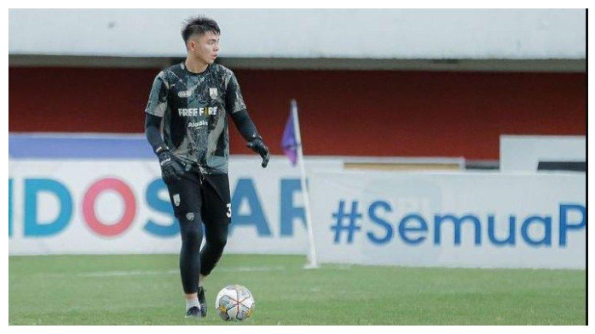 Foto  Gianluca Pandeynuwu  sebagai kiper Persis Solo yang sedang bermain di lapangan, diakses pada Media Persis Solo (03/03/2025)
