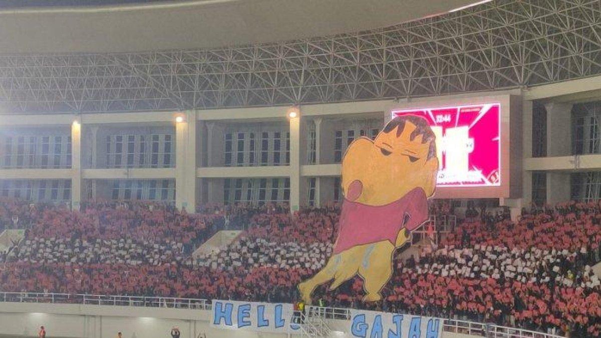 Koreo di tribun selatan Stadion Manahan Solo, saat pertandingan Persis Solo vs PSIS Semarang, Sabtu (16/9/2023)