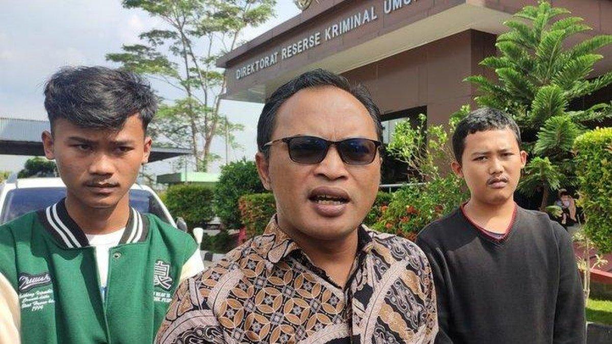Kuasa hukum Mimin Cs, Rohman Hidayat (tengah) saat berada di Polda Jabar, Rabu (15/11/2023).