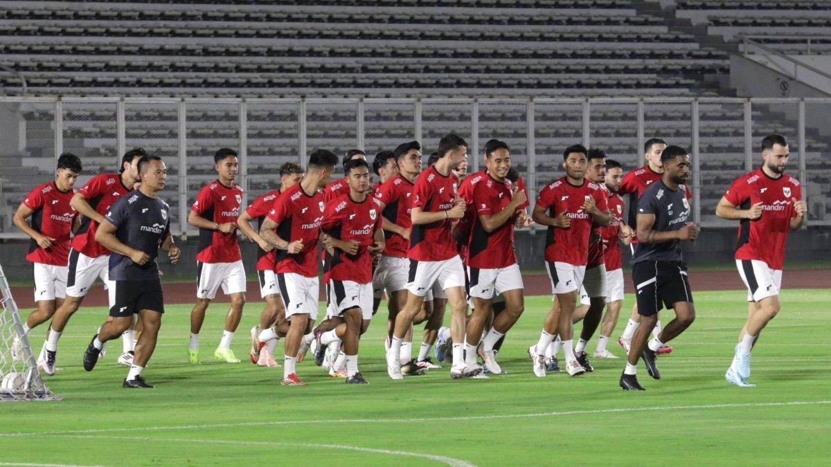 LATIHAN TIMNAS - Sesi latihan Timnas Indonesia bersama pelatih di Stadion Madya, Senin (2/5/2025) jelang lawan China