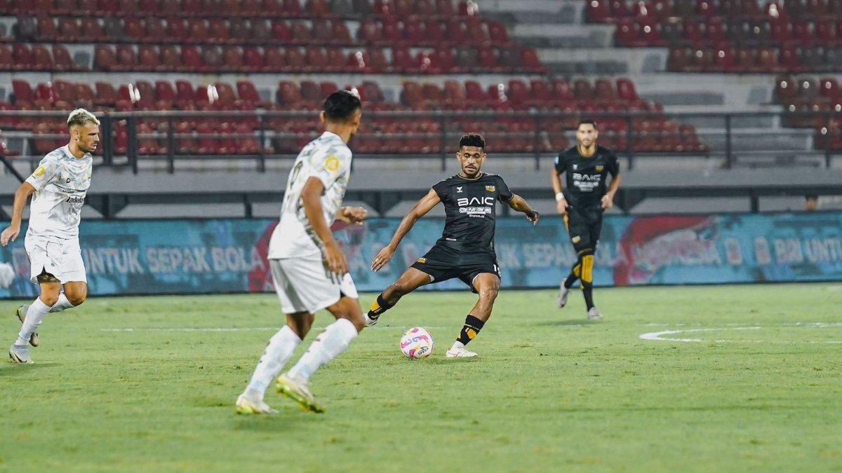 Cuplikan pertandingan Dewa United kontra Persib Bandung saat Ricky Kambuaya mencoba barikade ketat lini tengah Maung Bandung yang dikawal Tyronne del Pino di Stadion I Wayan Dipta, Gianyar, Bali, Senin (19/8/2024).