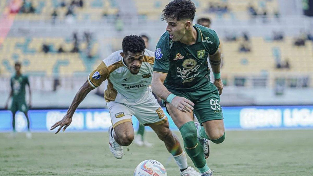 Cuplikan laga Persebaya Surabaya melawan Dewa United di pekan ke-31 Liga 1 2023, Selasa, 16 April 2024.