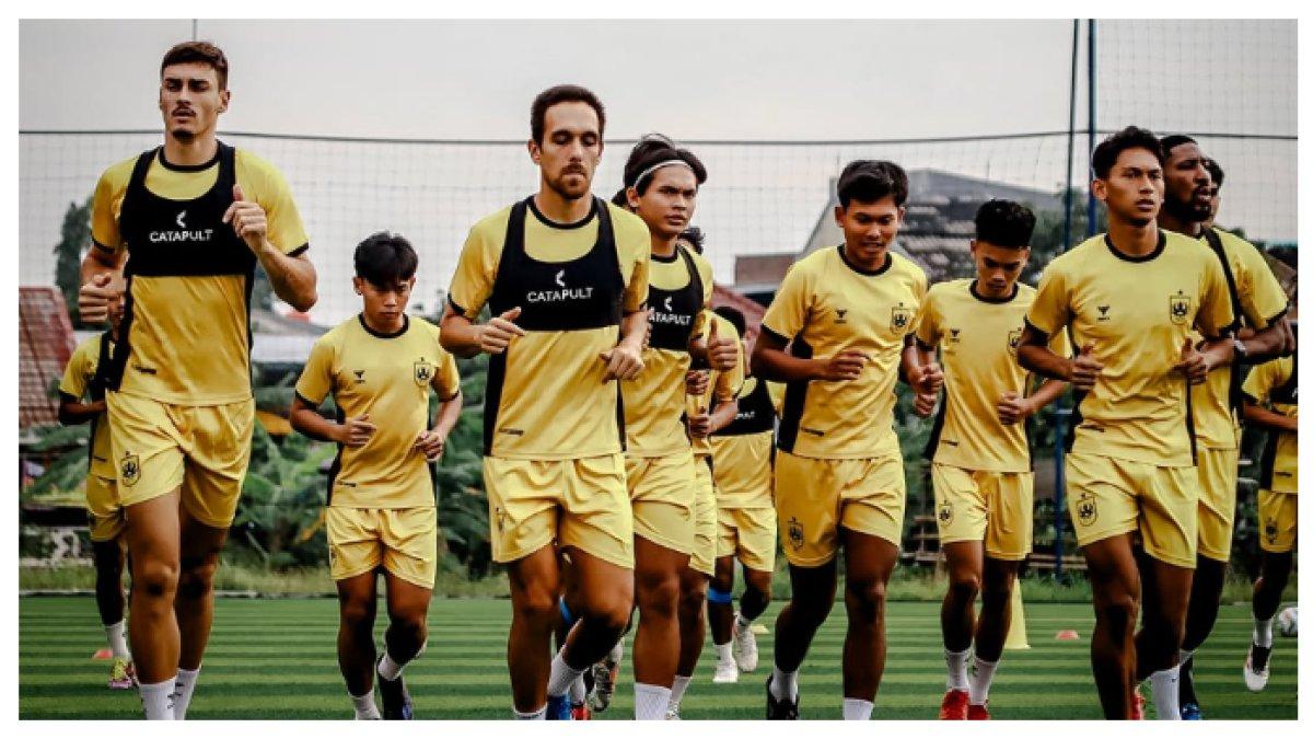 SESI LATIHAN - Potret sesi latihan tim PSIS Semarang pada Sabtu (5/4/2025). Terbaru Inilah profil empat pemain bintang PSIS Semarang yang berpotensi hengkang akhir musim ini.