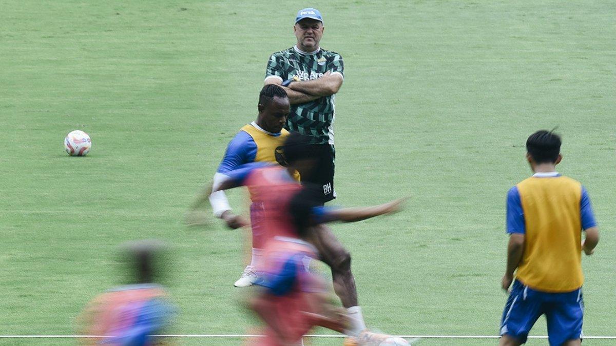 Sesi latihan terkini Persib Bandung jelang hadapi Persebaya Surabaya dalam unggahan akun Instagram @persib, Rabu, 26 Februari 2025.