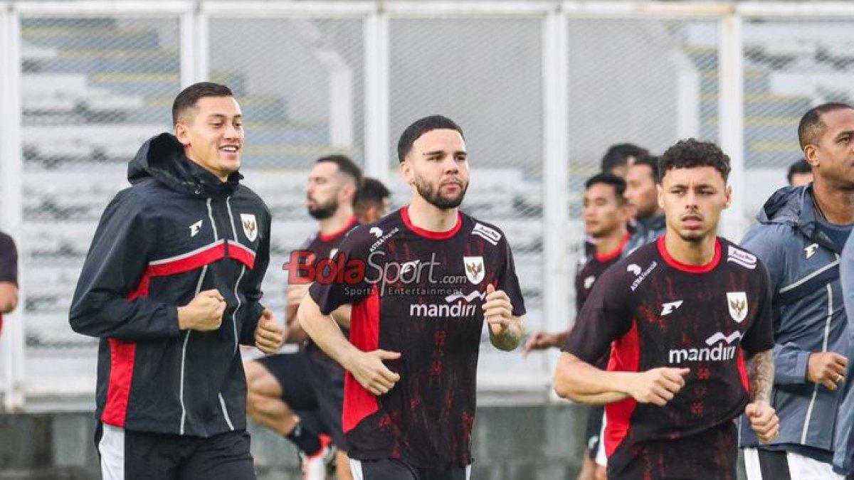 Calvin Verdonk (tengah) sedang berlatih bersama Timnas Indonesia di Stadion Madya, Senayan, Jakarta, Sabtu (22/3/2025).