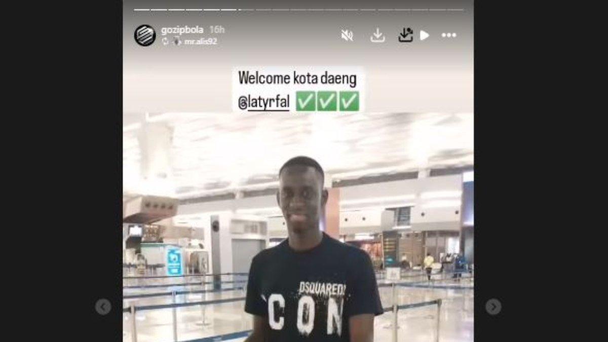 Sosok gelandang asal Senegal, Latyr Fall yang sudah kepergok tiba di bandara Makassar.