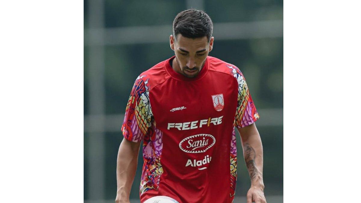 Potret rekrutan Persis Solo di bursa transfer putaran kedua musim 2024/2025, Lautaro Bellaggia di sesi latihan.