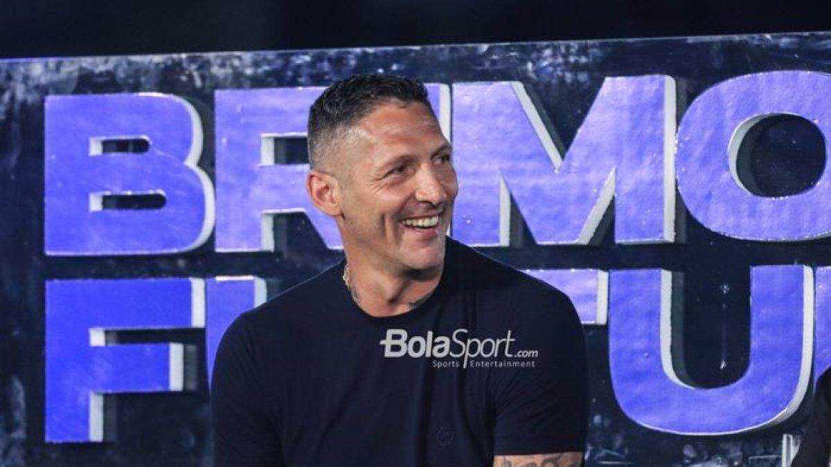 Legenda Sepak Bola asal Italia, Marco Materazzi, sedang memberikan sambutan di Lapangan BRILiab Stadium, Fatmawati, Jakarta, Selasa (30/5/2023) malam.