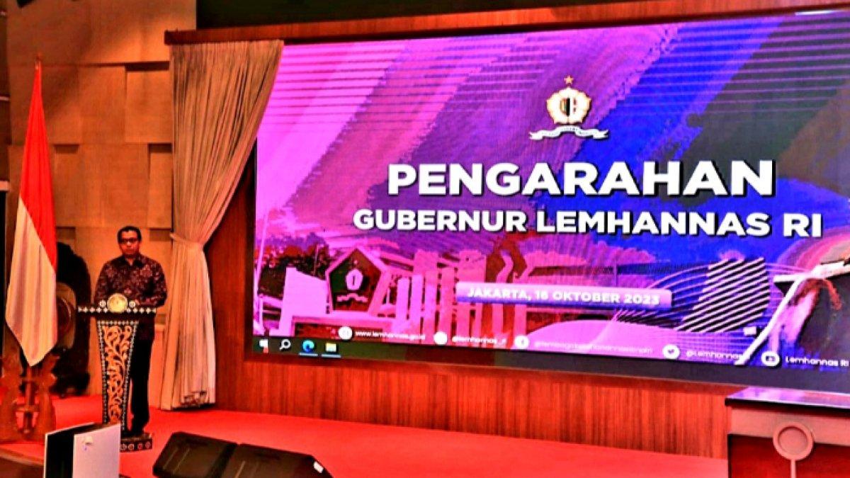Gubernur Lemhannas RI Andi Widjajanto saat menyatakan pengunduran diri dari jabatannya menyusul ditunjuknya sebagai anggota inti Tim Pemenangan Nasional (TPN) Ganjar Pranowo di Ruang Auditorium Gadjahmada, Gedung Pancagatra Lemhannas RI, Senin, 16 Oktober 2023. Andi Widjajanto mengundurkan diri
