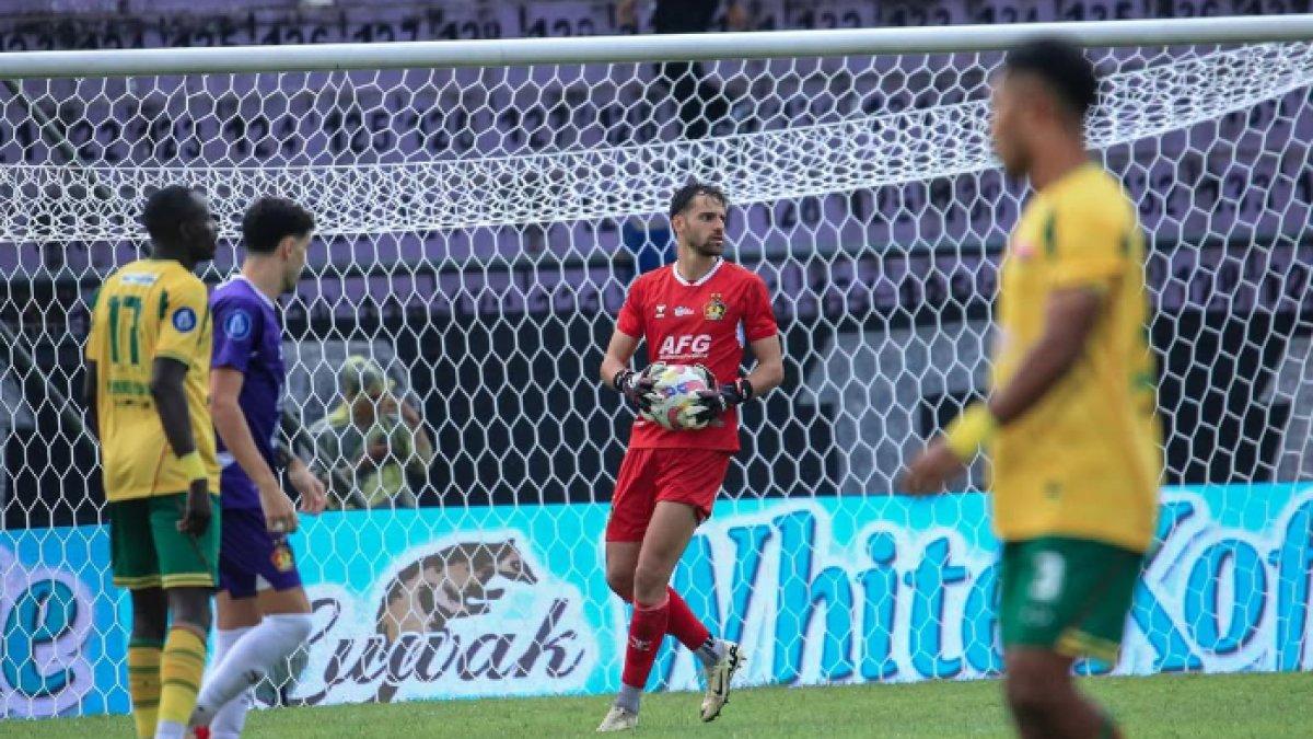 KIPER PERSIK KEDIRI LEO NAVACCHIO - Potret kiper Persik Kediri, Leo Navacchio di laga kontra Persebaya Surabaya di Stadion Brawijaya, Kediri, Senin (5/5/2025).