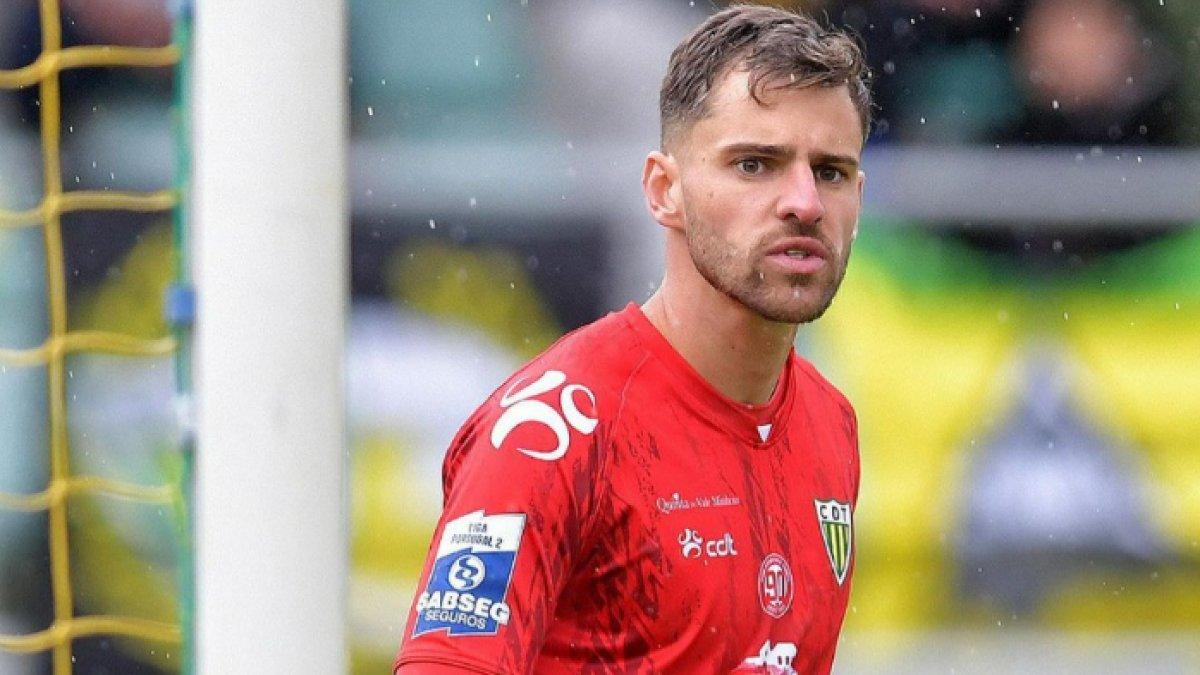 Kiper asal Brasil, Leo Navacchio saat bermain untuk Tondela, klub kasta kedua Liga Portugal musim 2023/2024.