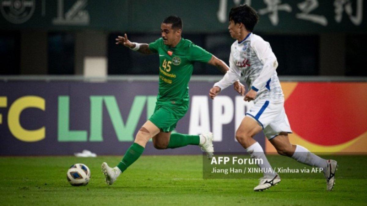 Potret Leonardo Nascimento, sosok penyerang klub Zhejiang FC (kiri) di pertandingan AFC Champions League pada 25 Oktober 2024. Terbaru, Leonardo Nascimento akan membela Zhejiang FC melawan Persib Bandung dalam pertandingan AFC Champions League Two 2024. Keberadaan Leonardo membuat lini belakang Persib Bandung waspada.
