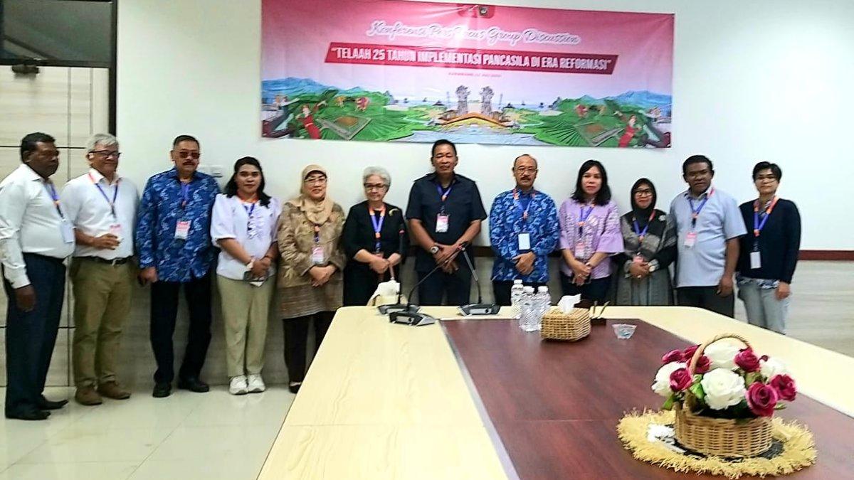 Letjen TNI (Purn) Kiki Syahnakri (ketiga dari kiri) berfoto bersama dengan para utusan dari perguruan tinggi setelah konferensi pers terkait FGD Ketiga Kaji Ulang UUD 1945 dengan tema , “Telaah 25 Tahun Implementasi Pancasila Di Era Reformasi”, di Universtias Buana Perjuangan, Karawang, Sabtu (13/7/2024).