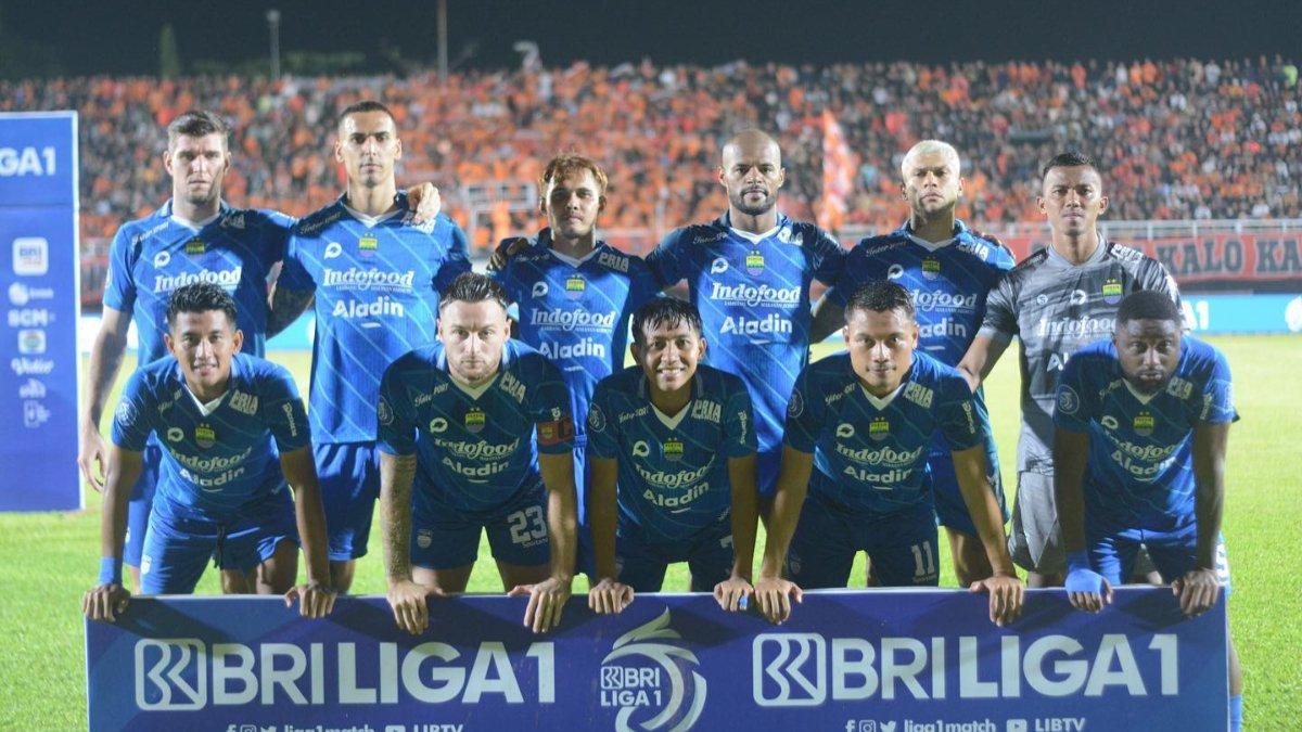 Skuad Persib Bandung dan Levy Madinda (kanan bawah) pada gelaran pekan ke-16 Liga 1 2023.