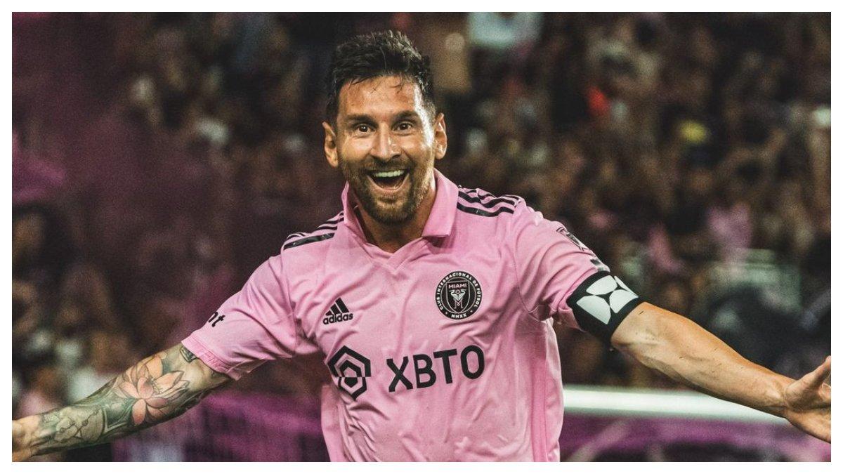 Foto Lionel Messi tersenyum saat memakai jersey Inter Miami