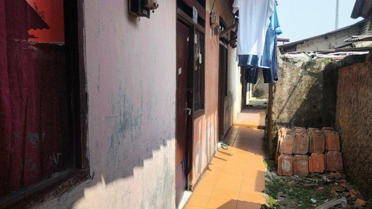 Lokasi kontrakan aksi biadab seorang pria berinisial MT (37) yang telah melakukan rudapaksa dan pencabulan terhadap dua bocah kakak-beradik yakni AR (6) dan SAR (2), berulang kali di Cimanggis, Kota Depok.