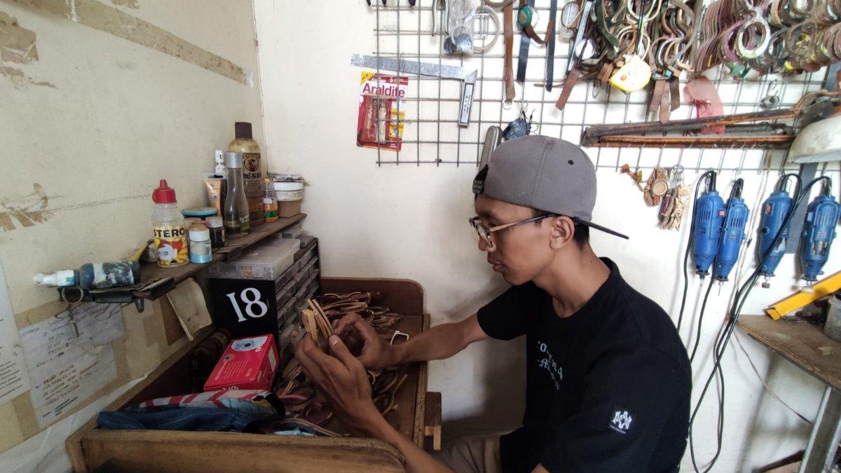 Pemilik Loosewood, Andhika Praditya (31) saat berada di kiosnya yang berada di Lantai 2 Pasar Elpabes, Banjarsari, Solo, Kamis (27/6/2024).