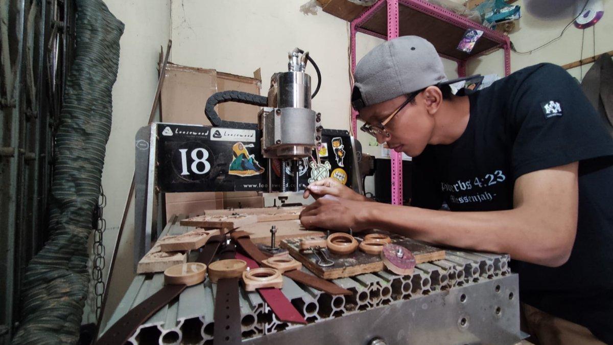 Pemilik Loosewood, Andhika Praditya (31) saat mengerjakan limbah kayu bekas papan skateboard di kiosnya yang berada di Lantai 2 Pasar Elpabes, Banjarsari, Solo, Kamis (27/6/2024).