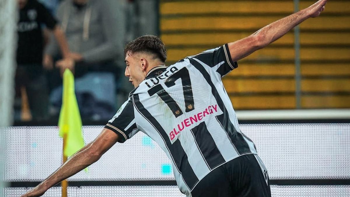 BURSA TRANSFER - Sosok Lorenzo Lucca berselebrasi ketika mencetak gol pertama untuk Udinese ketika melawan Cagliari dengan hasil akhir 2-0 untuk kemenangan Udinese (26/10/2024).