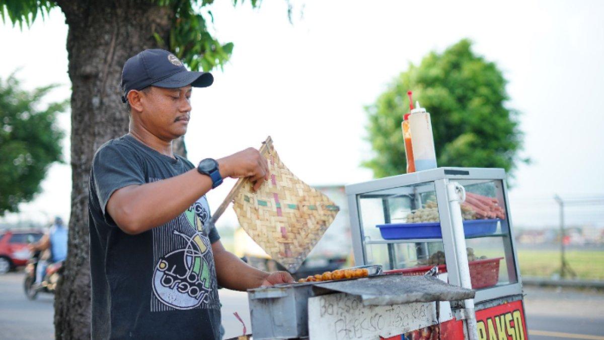 Sosok Tukang Bakso Bakar asal Dibal, Boyolali, Jawa Tengah, saat tengah membakar bakso pesanan pembeli.