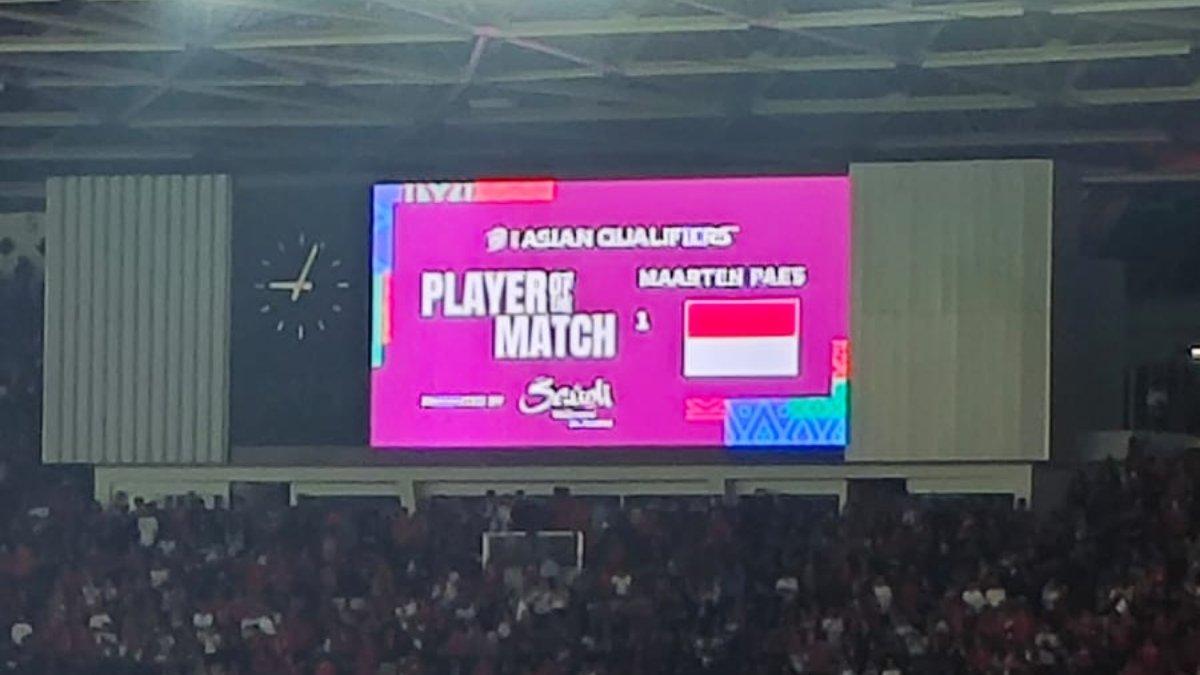 Potret dinobatkannya Maarten Paes menjadi pemain terbaik Timnas Indonesia di laga melawan Australia, Selasa (10/9).
