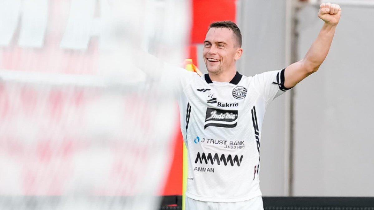 Gelandang Persija Jakarta, Maciej Gajos melakukan selebrasi saat melawan Malut United.