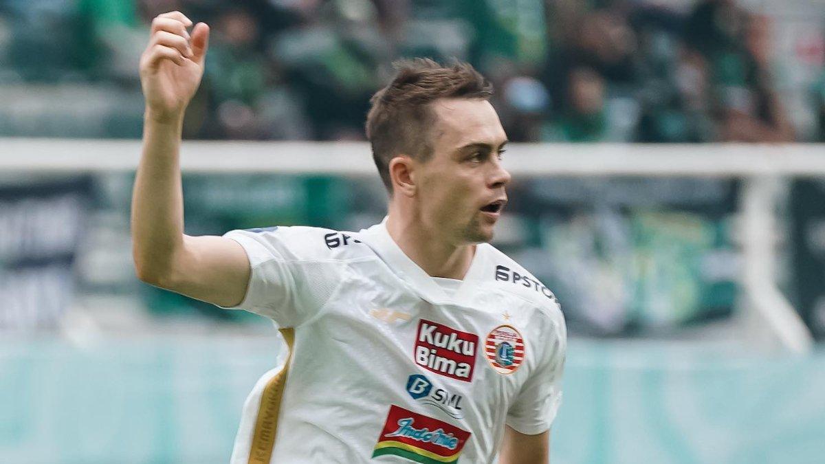 Aksi Maciej Gajos saat mencetak gol untuk Persija Jakarta ke gawang Persebaya Surabaya di pekan ke-22 Liga 1 2023, Sabtu 9 Desember 2023.