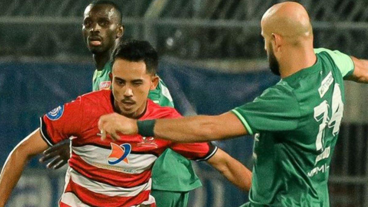 Cuplikan laga Madura United kontra Persebaya Surabaya pada pekan ke-12 Liga 1 2024/2025 di Stadion Gelora Bangkalan, Madura, Jawa Timur, Senin (2/12/2024).