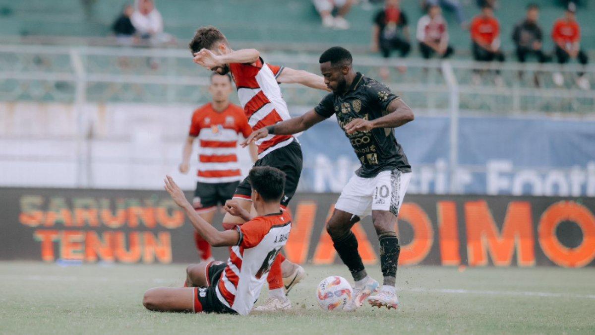Cuplikan pertandingan Madura United kontra Bali United di pekan ke-15 Liga 1 2024/2025 di Stadion Gelora Bangkalan, Madura, Jawa Timur, Jumat (20/12/2024).