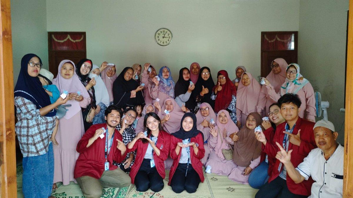 Mahasiswa KKN Unisri mengenalkan cara mengubah minyak jelantah menjadi lilin aromaterapi di Polokarto, Sukoharjo.