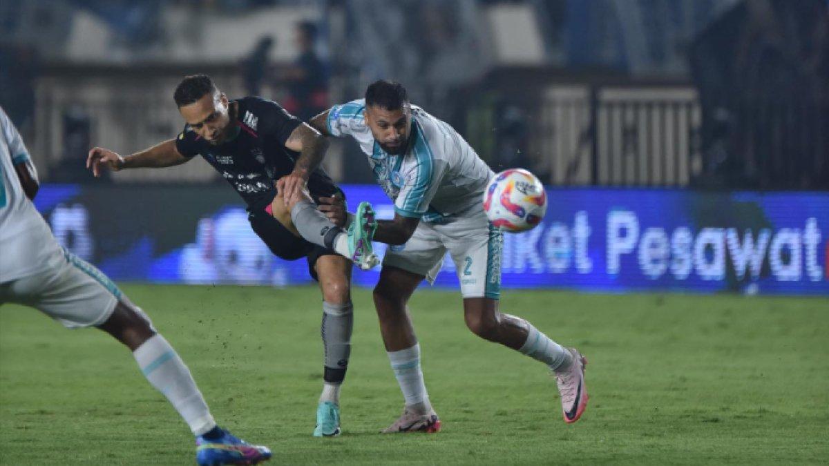 Pemain asing Persib Bandung, Mailson Lima saat menghadapi PSBS Biak dalam lanjutan pekan perdana Liga 1 2024/2025 di Stadion Si Jalak Harupat, Bandung, Jumat (10/8/2024).