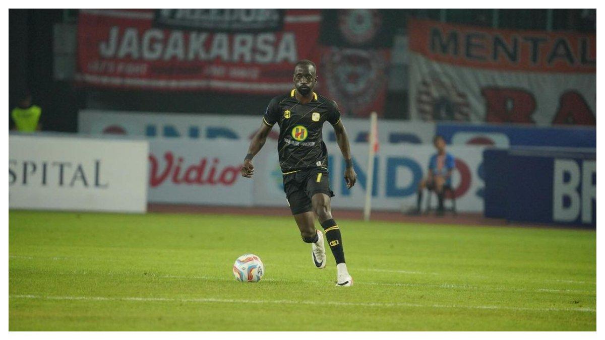 Momen Makan Konate saat bermain di pertandingan Barito Putera melawan Persija Jakarta.