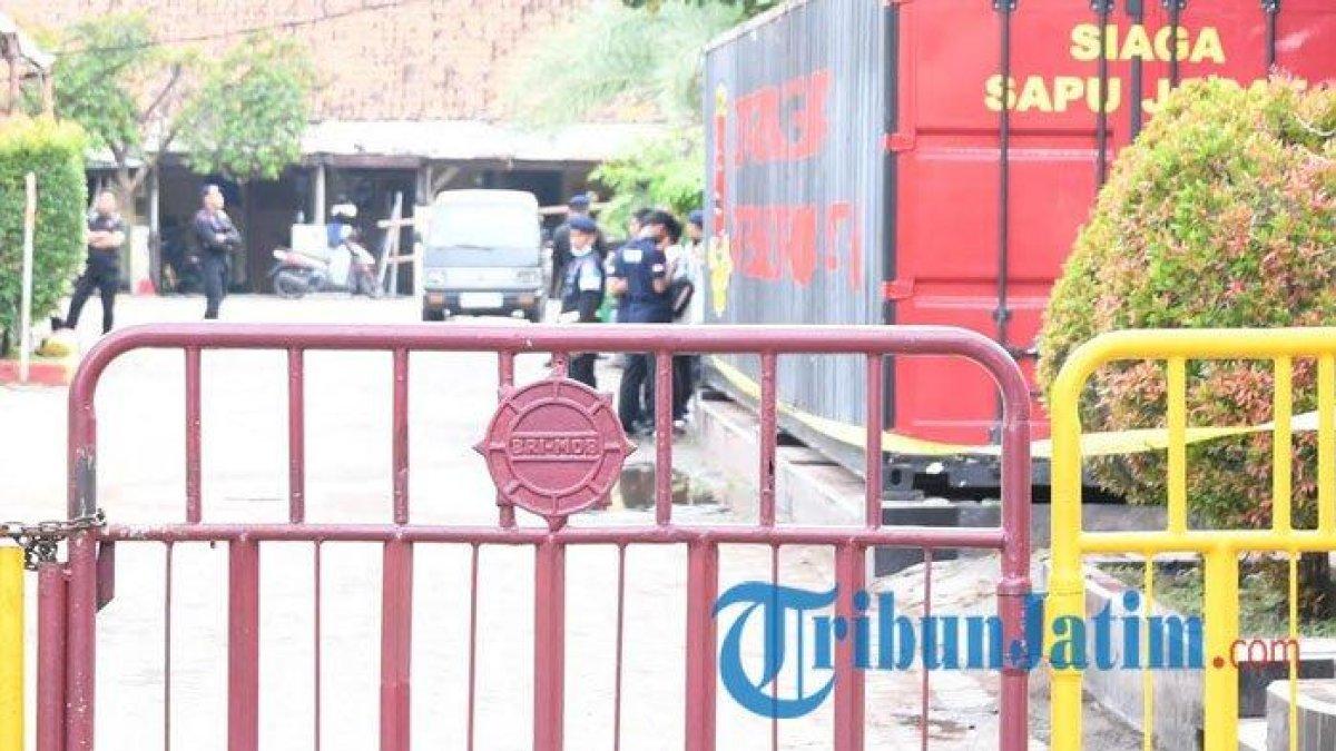 Suasana di area terjadinya ledakan di markas Detasemen Gegana, Satuan Brimob yang berlokasi di kawasan Jalan Gresik, Morokrembangan, Krembangan, Surabaya, Senin (4/3/2024). Ledakan tersebut berasal dari sisa bahan peledak mortir yang disimpan dalam gudang di area markas tersebut.