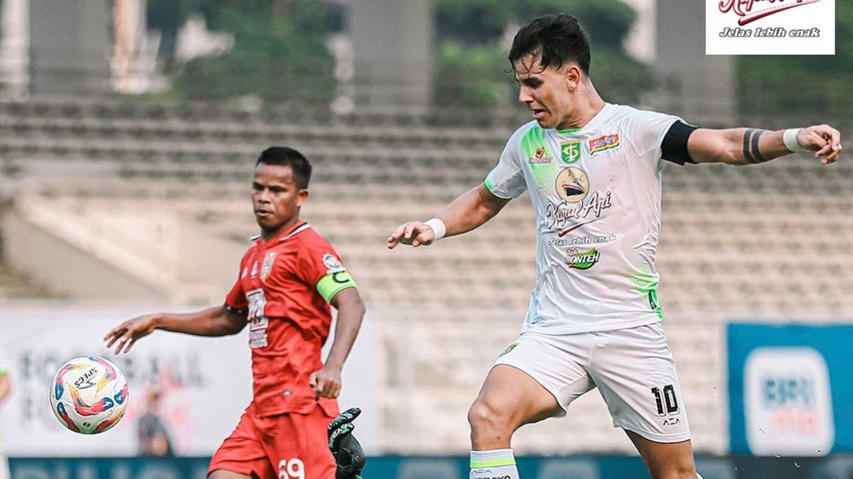 Cuplikan pertandingan Malut United kontra Persebaya Surabaya saat Bruno Moreira coba lewati hadangan pemain Malut United yang berlangsung di Stadion Madya Gelora Bung Karno, Jumat (16/8/2024).